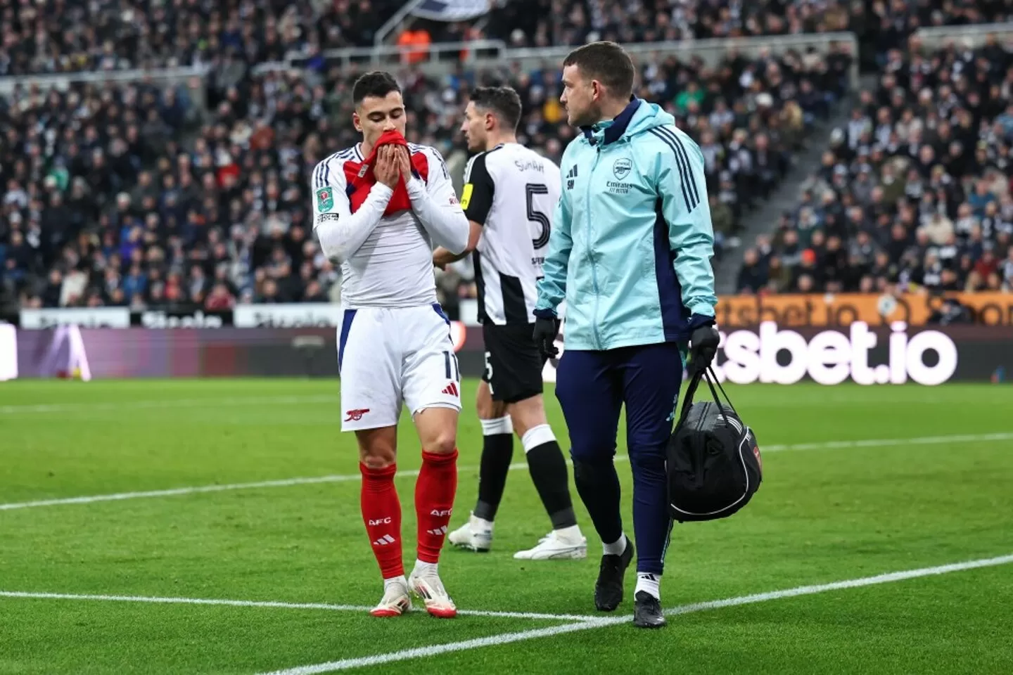 Arsenal Dealt Major Injury Blow as Martinelli Limps Off After 35 Minutes Against Newcastle